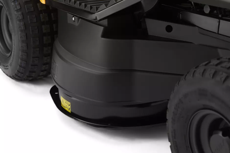 Estate 792 W - Duży agregat tnący o długości 92cm wyposażony jest w dwa noże, które zapewniają wysoką wydajność przy zbieraniu do kosza, wyrzucaniu tyłu i ściółkowaniu (wkładka do mulczowania do nabycia osobno).