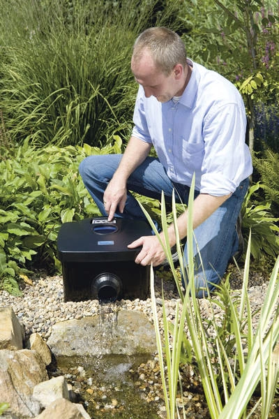 Oase FiltoMatic CWS Set 14000 – Filtr jest niemal niewidoczny; można go zakopać do 70% wysokości przy brzegu oczka wodnego