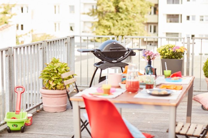 Weber Q 1200 Stand - Grill posiada 2 składane boczne stoliki