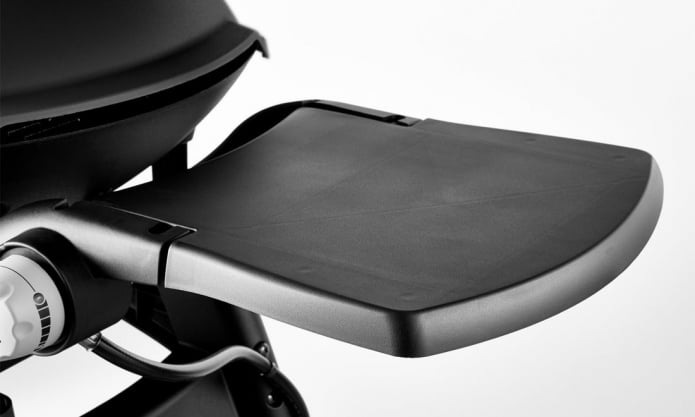 Weber Q 3200 Black Line - Grill posiada 2 składane boczne stoliki