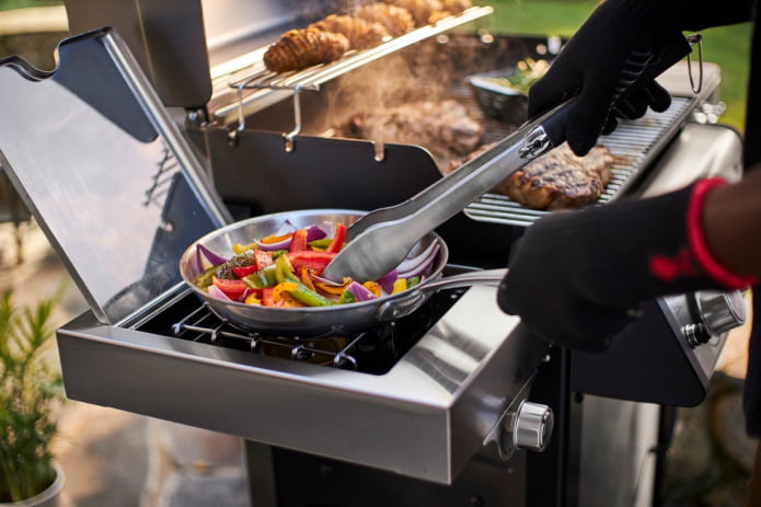 Weber Spirit Premium SP-335 GBS - Model posiada dodatkowy palnik Sear-Station