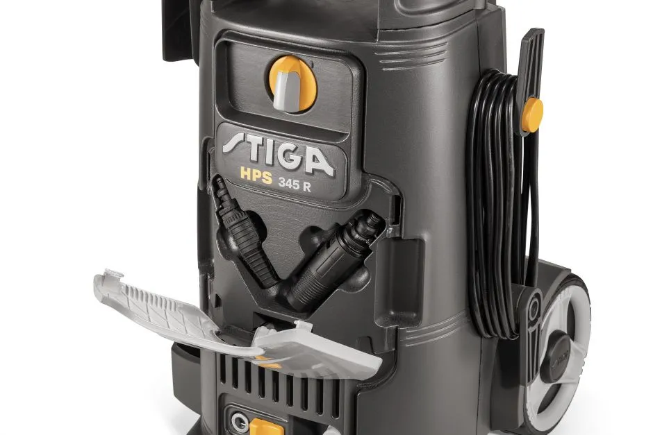 Stiga HPS 235 R - Myjka posiada zintegrowany schowek na akcesoria