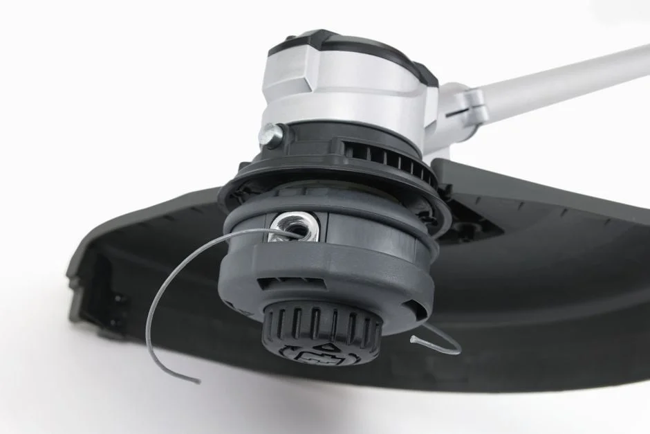 Stiga SBC 700 D AE - System Bump & Work szybko podaje wytrzymałą podwójną żyłkę nylonową do głowicy tnącej.