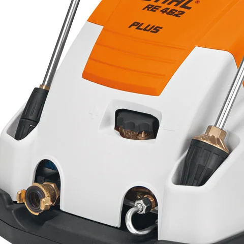 Dwa uchwyty na lance w przedniej pokrywie