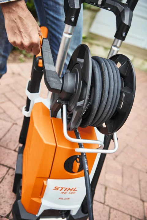 Stihl RE 362 PLUS - Zintegrowany bęben na wąż i wąż ciśnieniowy o dł. 15 m. Druga lanca z dyszą rotacyjną.