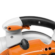 Stihl BG 56 – blokada dźwigni gazu z przyciskiem stop
