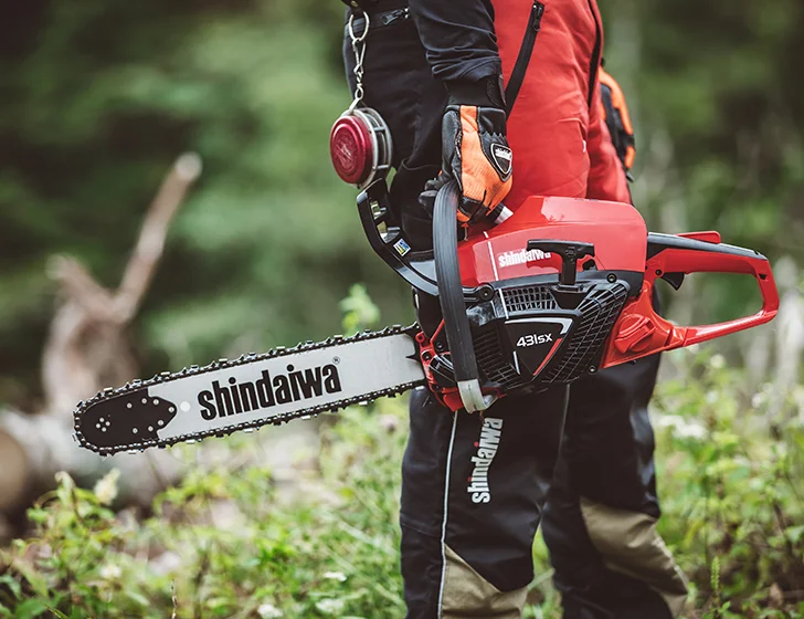 Shindaiwa 431sx - Waży zaledwie 4,3 kg i jednocześnie wyposażona jest w profesjonalny silnik o pojemności 42,9 cm³ i mocy 3,1KM