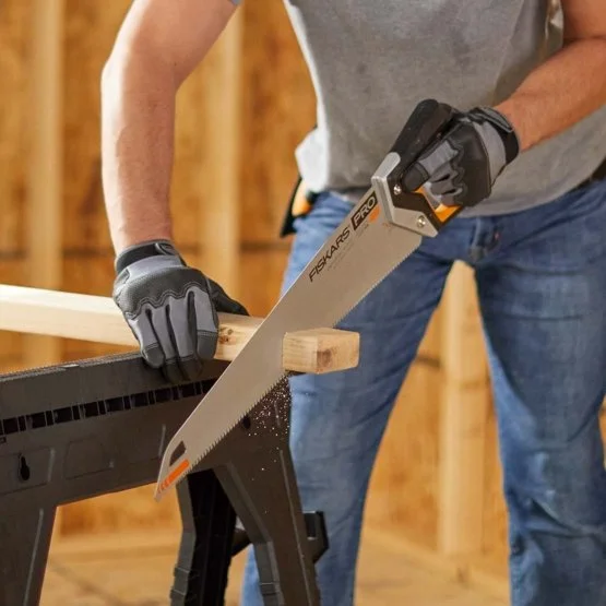 Fiskars PowerTooth 550 mm, 9TPI - Piła zawiera technologię RapidStart™, czyli 40% zębów więcej przy końcówce ostrza dla szybszego, czystszego i bardziej kontrolowanego rozpoczęcia pracy bez przeszkód