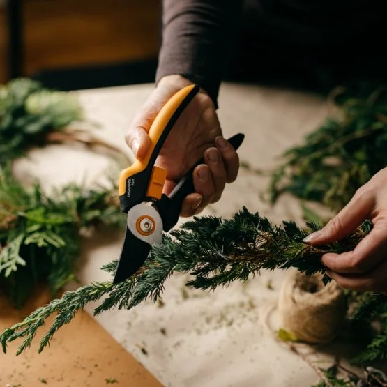 Fiskars 1057162 - Lekki i wygodny w użyciu sekator do cięcia świeżych gałęzi i młodych pędów.