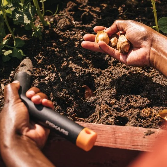 Fiskars 1057080 - Podziałka na części roboczej pozwala na pomiar głębokości dołka do 150 mm