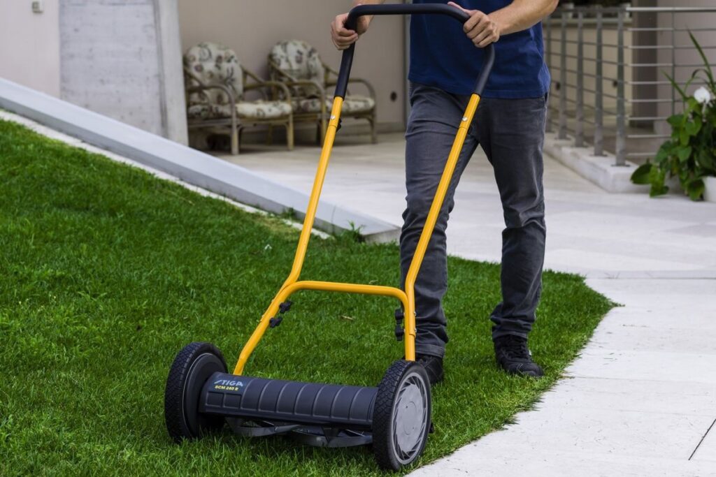 jaka kosiarka do malego ogrodu