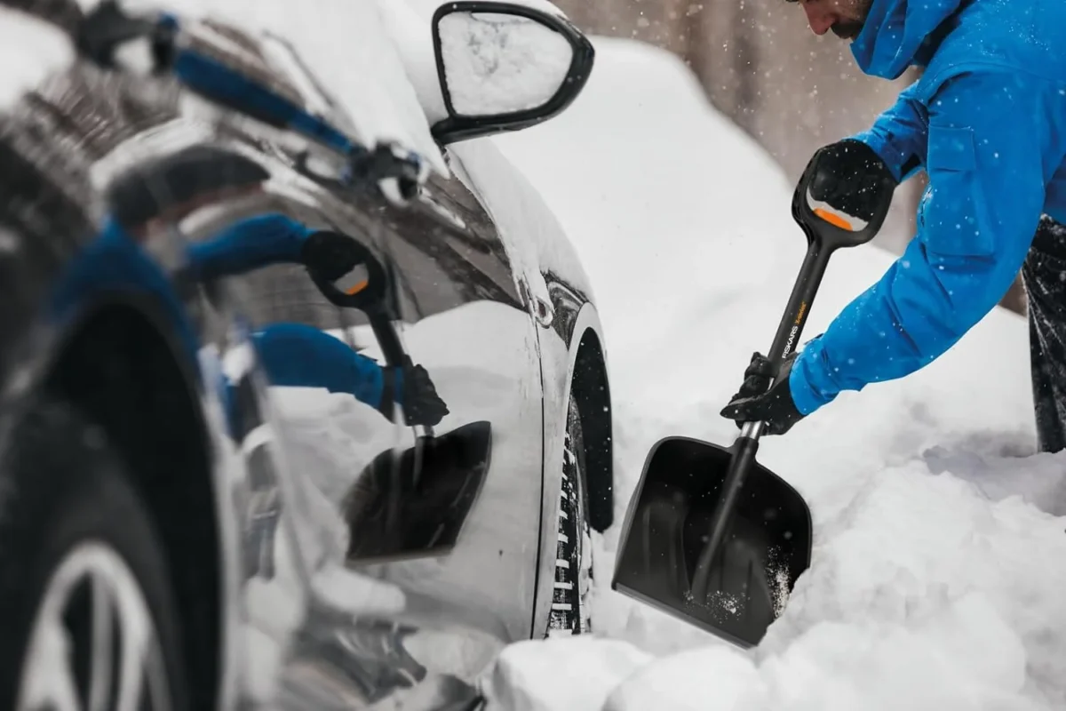 Fiskars 1057187 - Teleskopowy drążek pozwala na regulację długości rączki, co ułatwia przechowywanie i zapewnia wygodę podczas użytkowania.