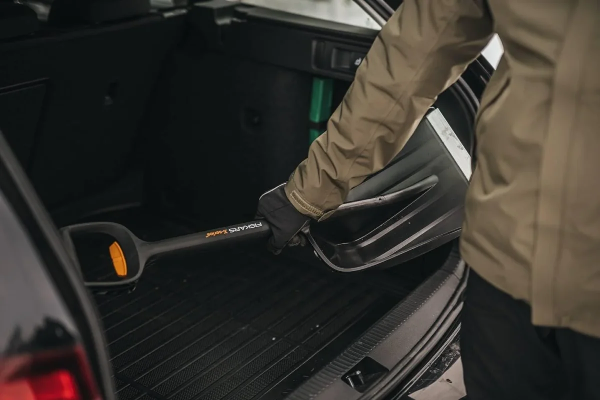 Fiskars 1057187 - Opatentowany metalowy pręt jest trzykrotnie bardziej wytrzymały i z łatwością radzi sobie z zaspami śnieżnymi.