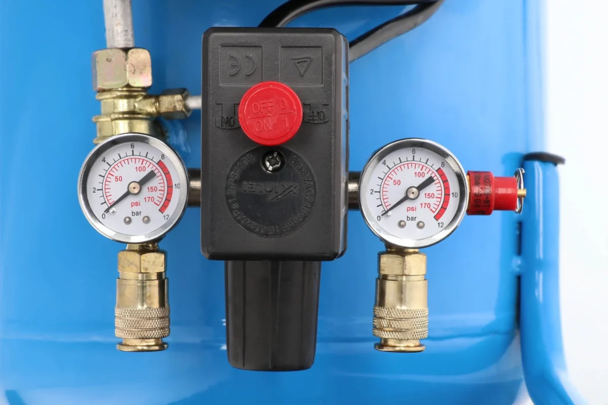 Airpress HL 325-50 - Kompresor wyposażony jest w dwa przyłącza powietrza, co umożliwia jednoczesne podłączenie dwóch narzędzi pneumatycznych