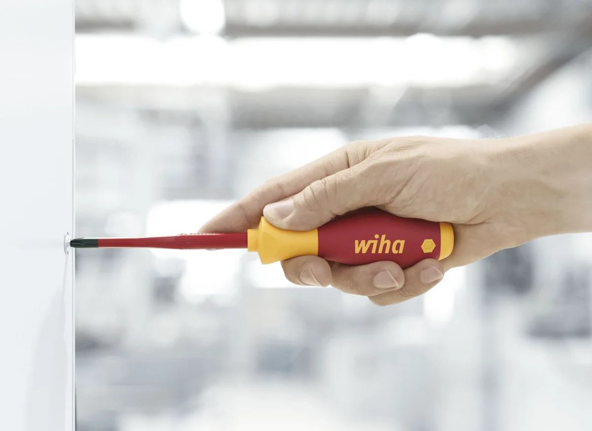 Wiha 38362 - Każde narzędzie testowane napięciem 10 000 V AC i dopuszczone do użycia pod napięciem 1000 V AC.