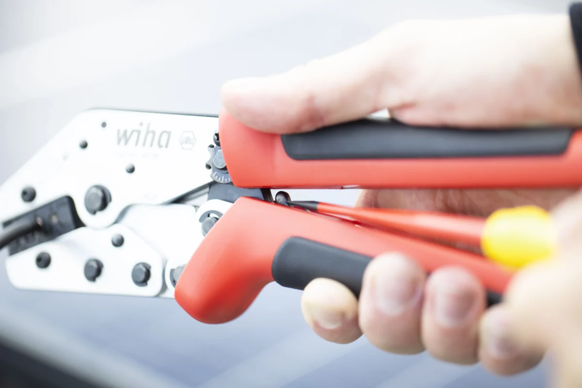 Wiha 41246 - Wysoka jakość zaciskania jest osiągana dzięki automatycznie regulowanemu naciskowi zaciskania