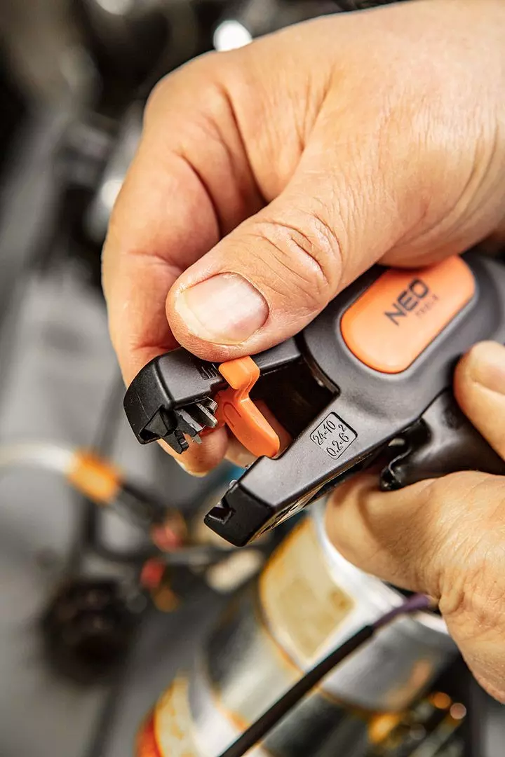 NEO TOOLS 01-519 - Regulacja długości zdejmowanej izolacji w zakresie 5–12 mm
