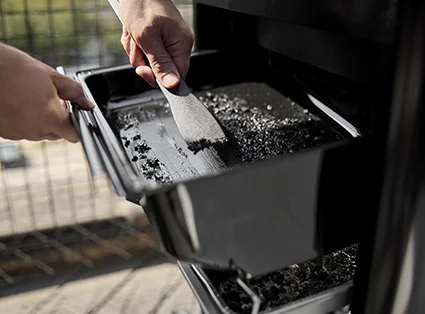 Weber Spirit® E-310 - System odprowadzania tłuszczu z tacą na tłuszcz, którą można wysunąć, aby ułatwić sobie czyszczenie i konserwację.