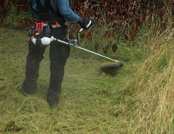 Shindaiwa C263Ts - Wysoka wydajność przy jednocześnie niskiej emisji spalin – spełnia normy ekologiczne.