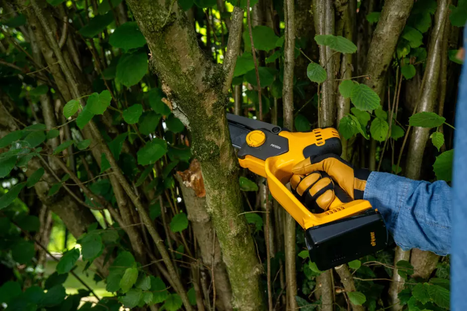 Stiga PR 100e - Wygodny uchwyt i możliwość montażu przedłużenia (do 1,8 m) ułatwiają pracę w trudno dostępnych miejscach.