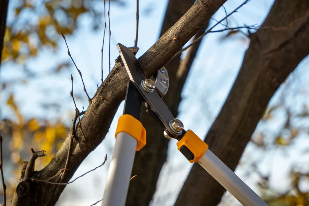 Stiga Sekator Dwuręczny Kowadełkowy - Precyzyjne ostrze z japońskiej stali węglowej idealne do cięcia suchych, martwych gałęzi o średnicy do 42 mm.