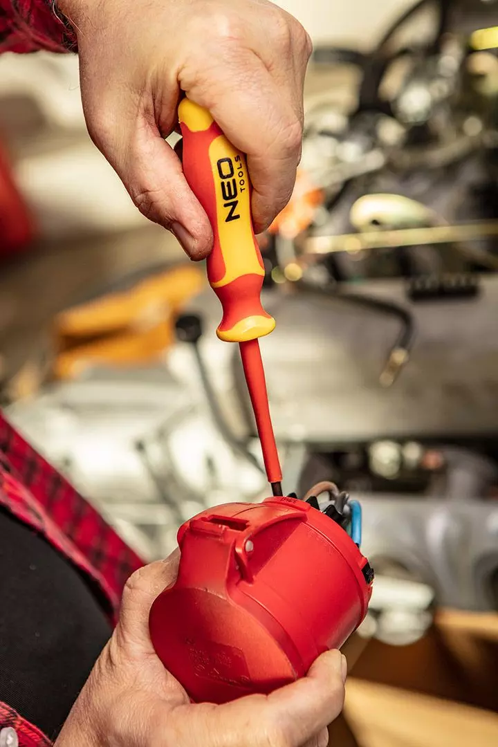 NEO TOOLS 04-137 - Przeznaczony do pracy przy instalacjach elektrycznych pod napięciem do 1000 V