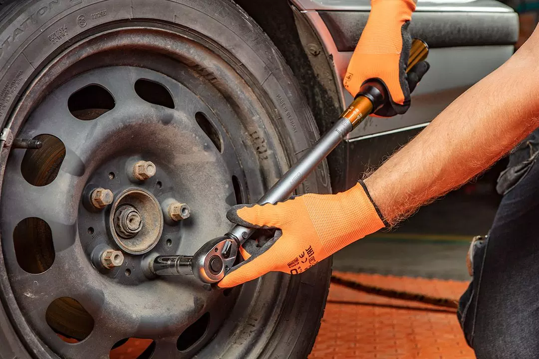 NEO TOOLS 08-835 - Zakres momentu obrotowego 40–220 Nm umożliwia szerokie zastosowanie