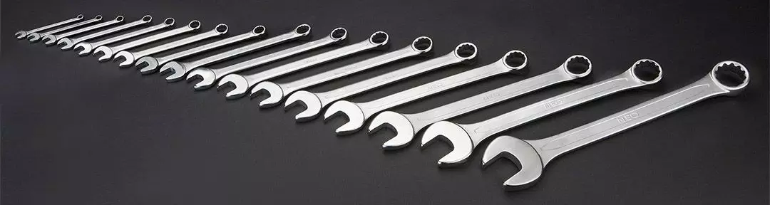 NEO TOOLS 09-753 - Zestaw zawiera 17 kluczy płasko-oczkowych w rozmiarach od 8 do 32 mm