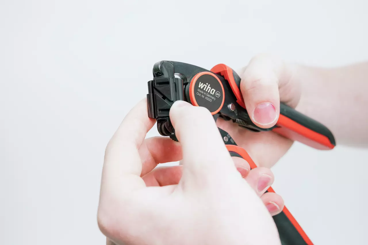 Wiha 45223 - Otwór zaciskowy dostępny z obu stron, obsługujący tulejki o długości do 18 mm