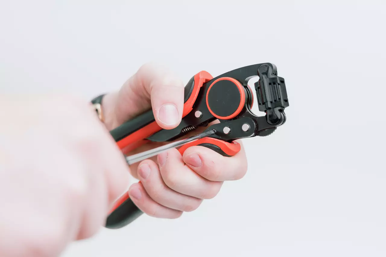 Wiha 45223 - Automatyczne dostosowanie siły zacisku do przekroju przewodu dla powtarzalnych rezultatów