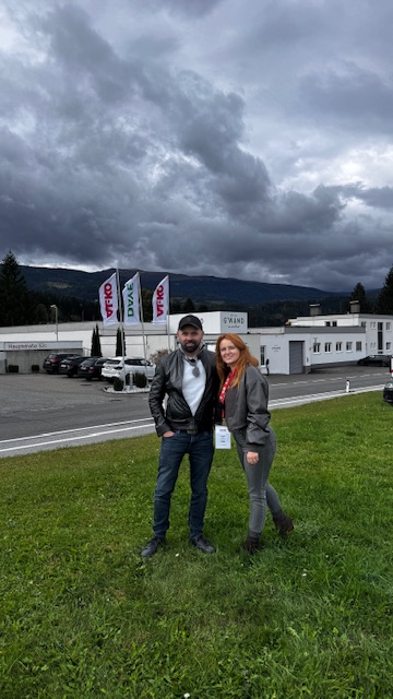 Eksperci z Garden System przed fabryką Al-Ko w Obdach  