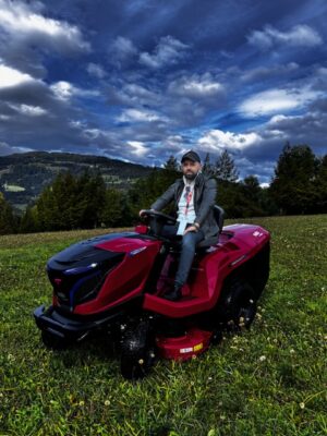 Łukasz Kogut z Garden System podczas testów traktora SOLO by AL-KO na szkoleniu dealerów w Austrii.